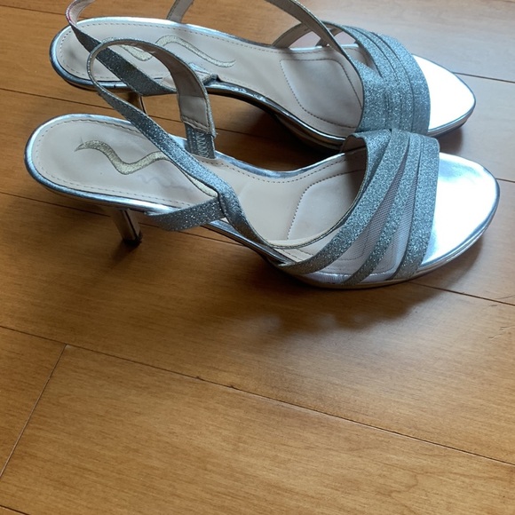 Dressy Silver Slingback SStrappy Dress Shoe 3” Heels Leather Sole Women size 8 - Picture 4 of 14